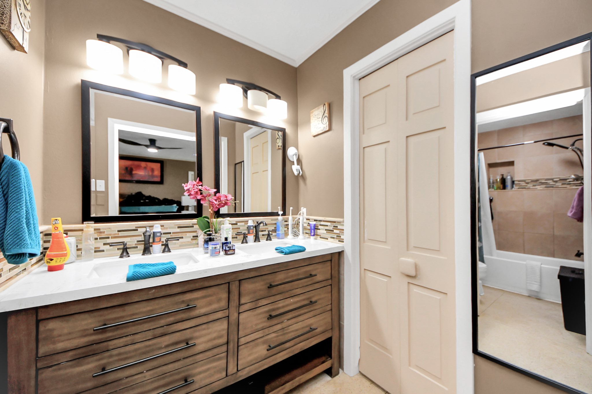 142 Wall Street Cleveland, TX 77327 - Photo 23 of 36 Primary bathroon