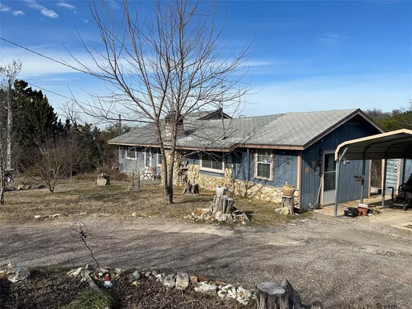 a view of a house with backyard