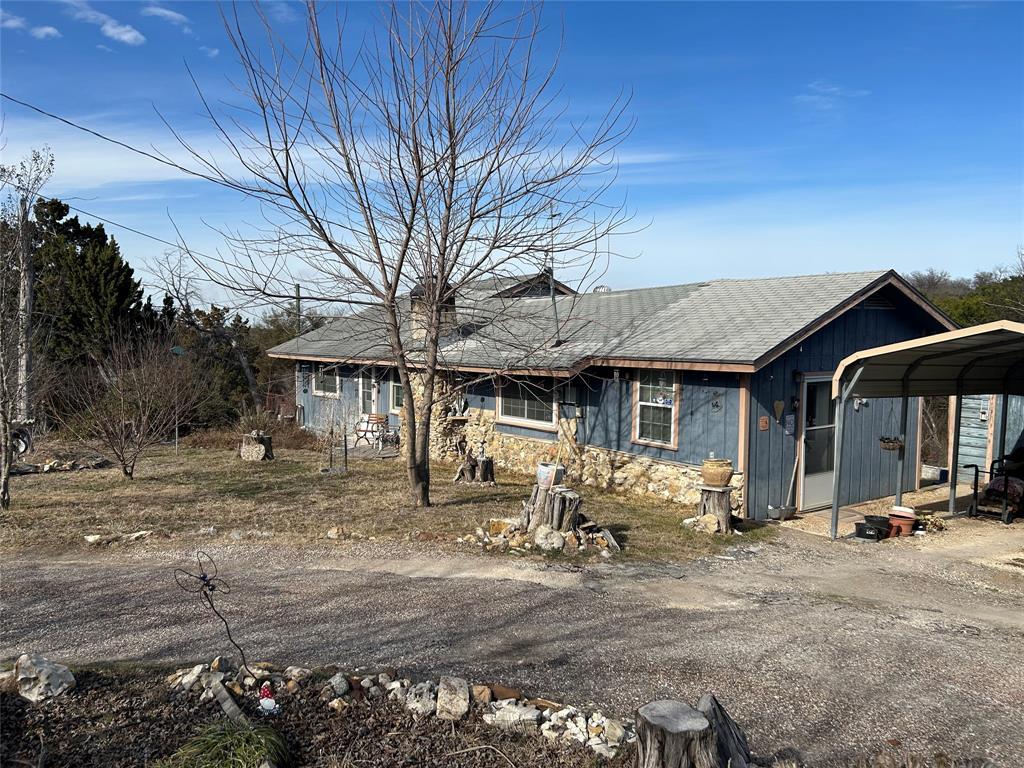 a view of a house with backyard