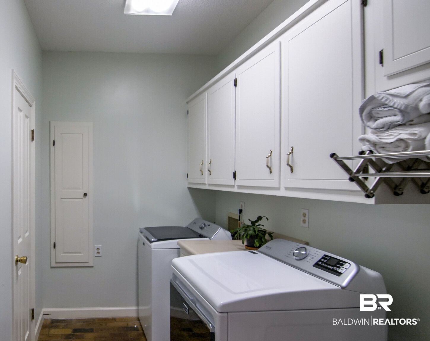 6401 Thompson Lane Daphne, AL 36526 - Photo 20 of 38 Pantry is to the door on left.