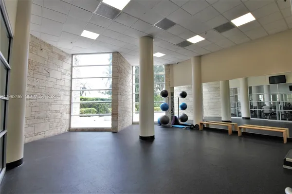 $6,500 | 5161 Collins Avenue, Unit 1004, Miami Beach, FL 33140