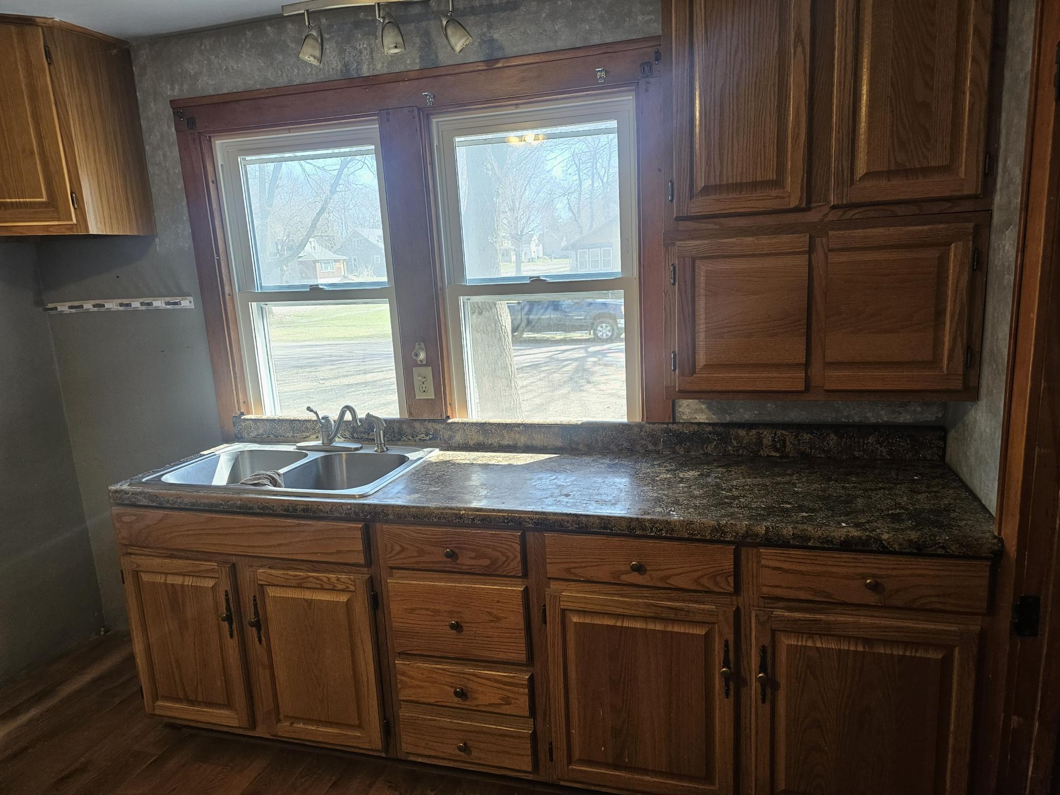 212 South Center Street Ceylon, MN 56121 - Photo 20 of 49