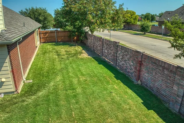 a view of a backyard with pathway