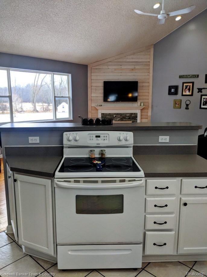 11261 West Iosco Road Webberville, MI 48892 - Photo 7 of 14 Island over lookind Great Room
