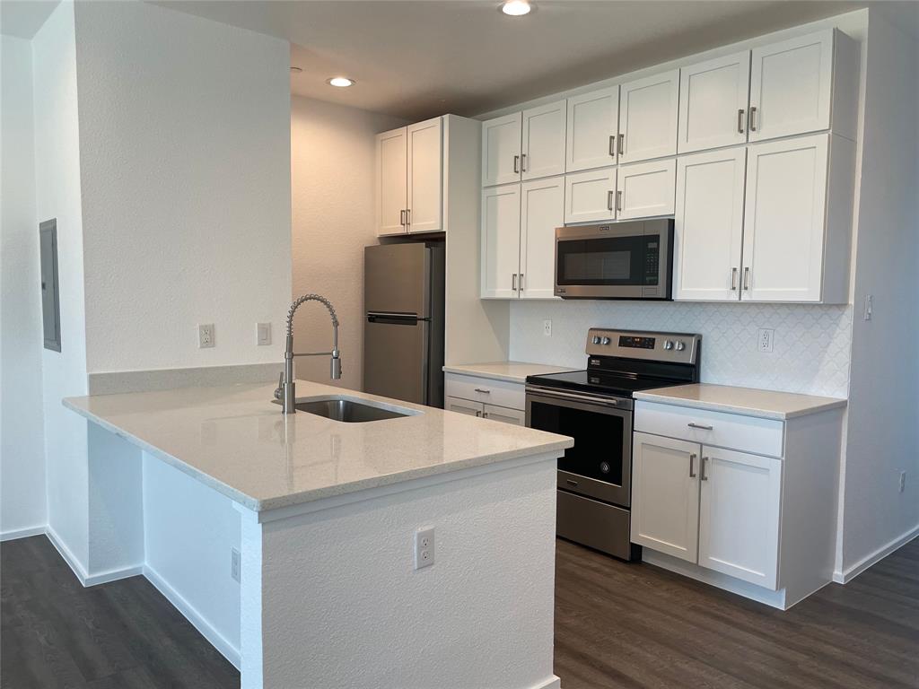 3275 Dallas Street, Unit 307 Dallas, TX 75210 - Photo 4 of 10 a kitchen with appliances a sink and a stove