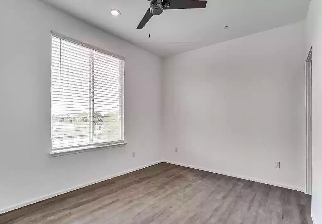 3275 Dallas Street, Unit 307 Dallas, TX 75210 - Photo 6 of 10 an empty room with a window