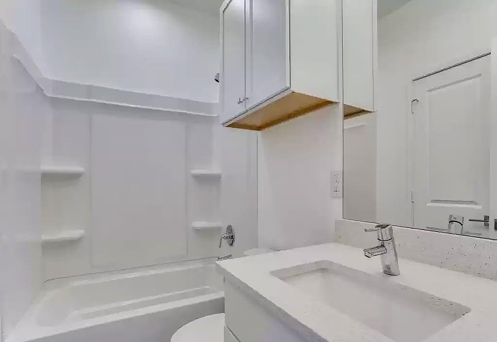 3275 Dallas Street, Unit 307 Dallas, TX 75210 - Photo 9 of 10 a bathroom with a sink and a bathtub