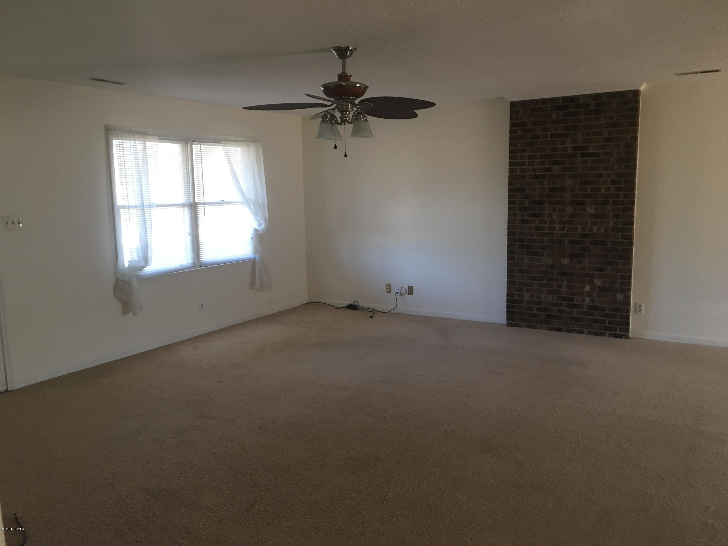 6044 Morningside Road Lucama, NC 27851 - Photo 4 of 22 LIVING ROOM