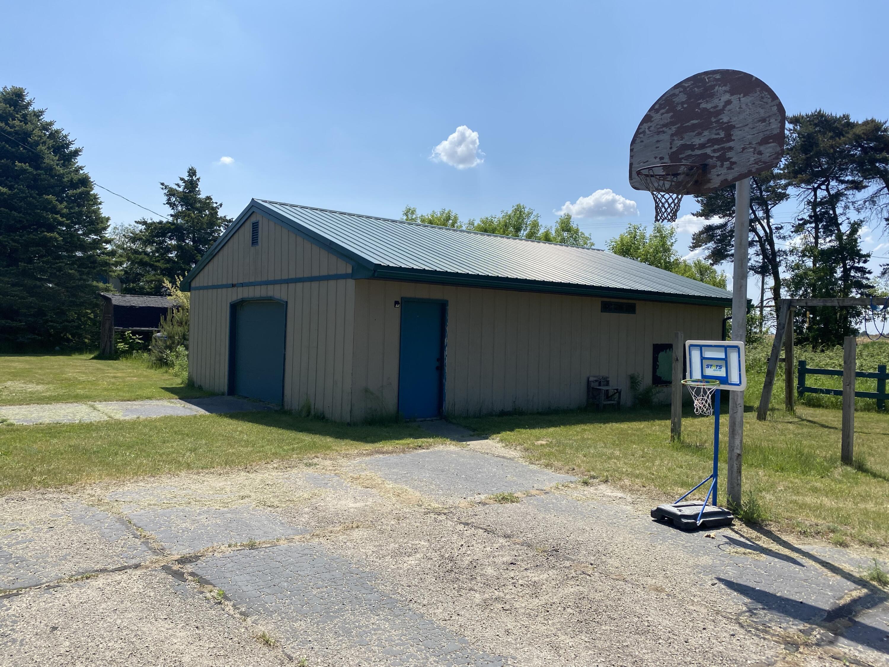 6890 Peoples Road Northeast Edmore, MI 48829 - Photo 3 of 47 IMG_0709