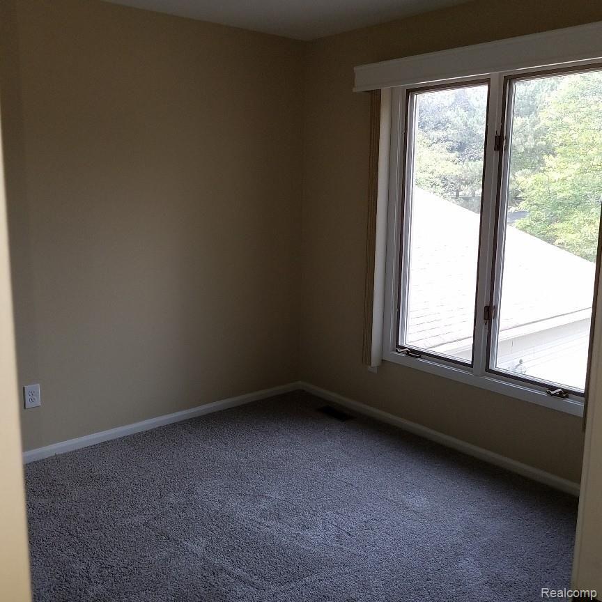 942 Golfview Court Rochester, MI 48307 - Photo 11 of 24 third bedroom