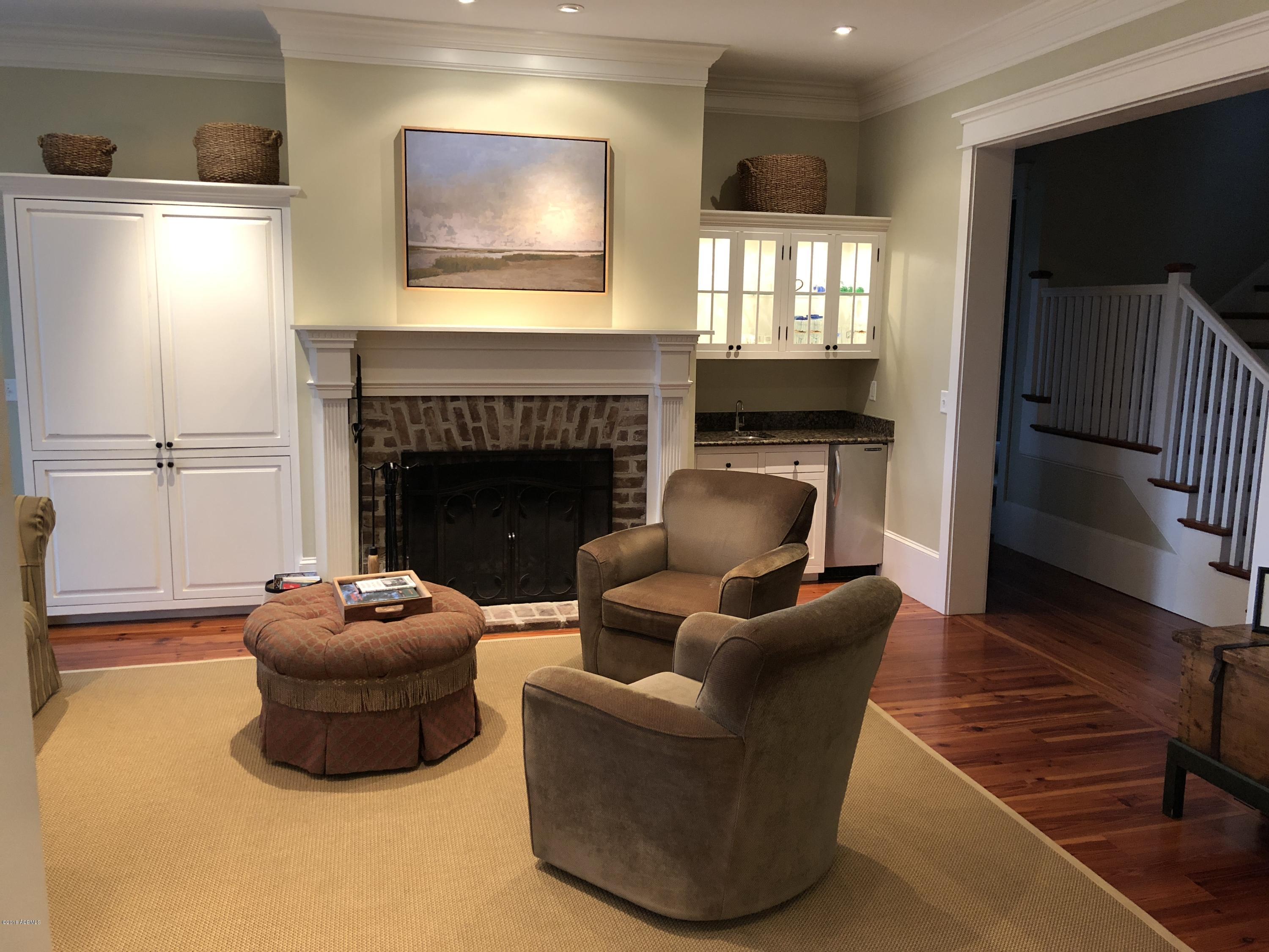 9 Ridge Road Beaufort, SC 29907 - Photo 6 of 45 family room 1