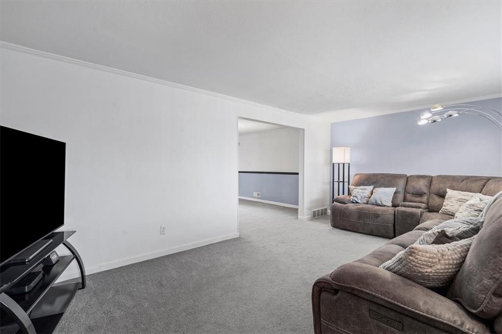 528 Loretto Road Pittsburgh, PA 15217 - Photo 8 of 39 Spend time with family and friends in the spacious living room.
