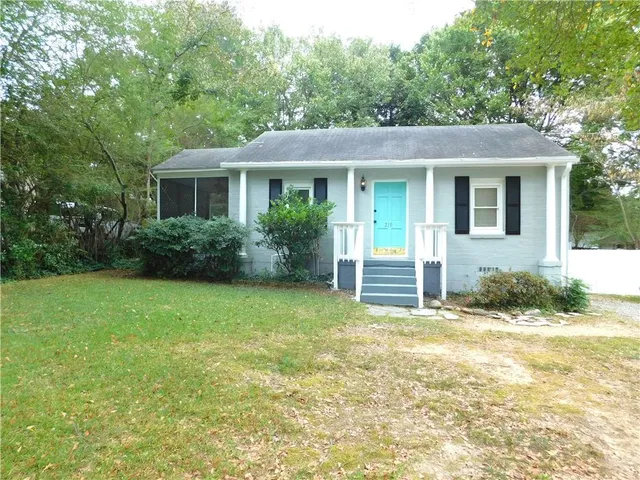 a view of a house with backyard and garden