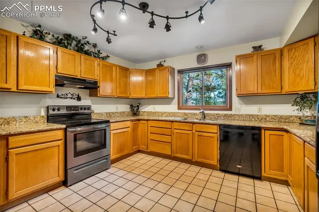 $800,000 | 8016 Acoma Drive, Larkspur, CO 80118