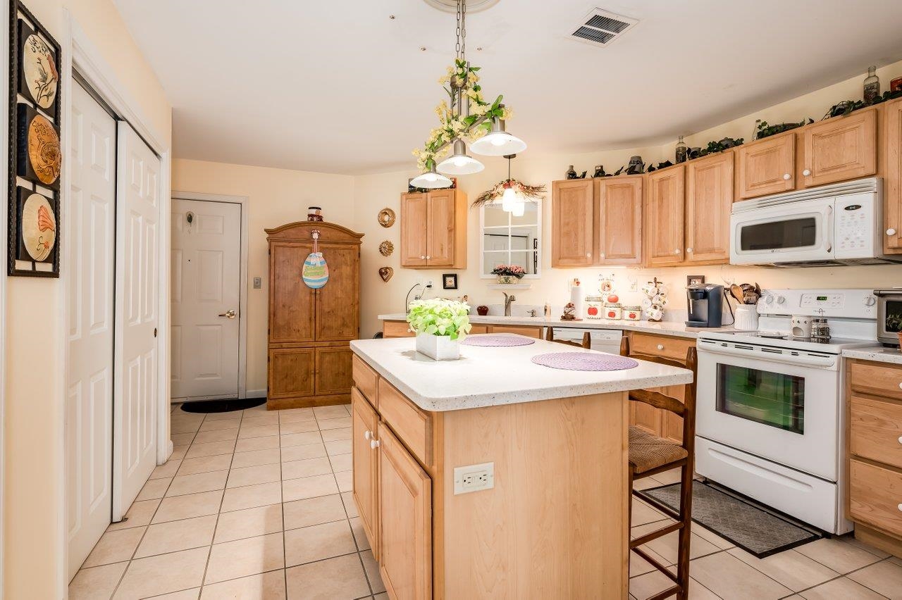 118 Secretariat Way, Unit 106 Rochester, NH 03867 - Photo 5 of 48
