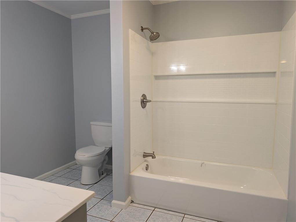 402 Pheasant Run Rome, GA 30161 - Photo 52 of 74 a bathroom with a bathtub and a toilet