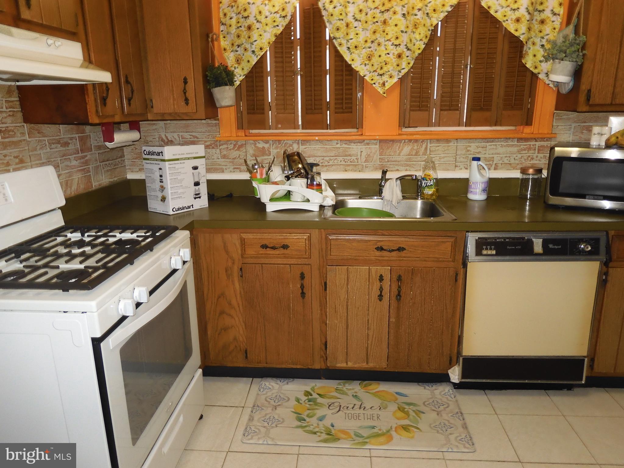 380 Wembly Road Upper Darby, PA 19082 - Photo 4 of 7 Kitchen