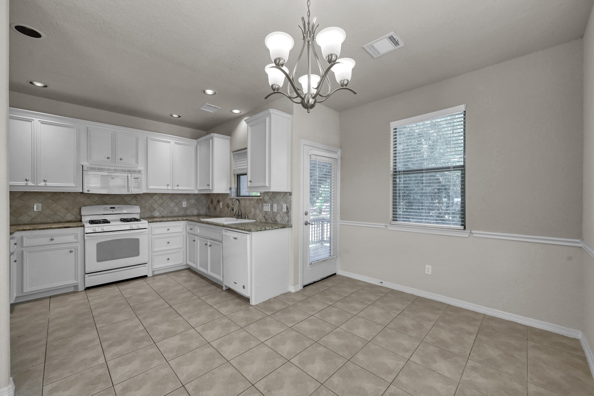 130 April Cove Conroe, TX 77356 - Photo 9 of 36