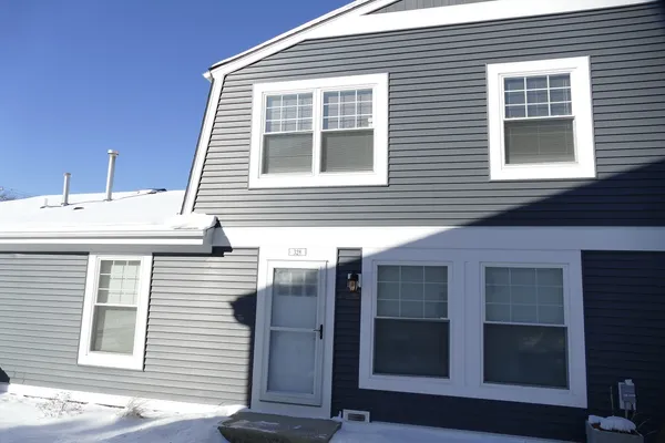 $260,000 | 328 Farmingdale Circle, Vernon Hills, IL 60061