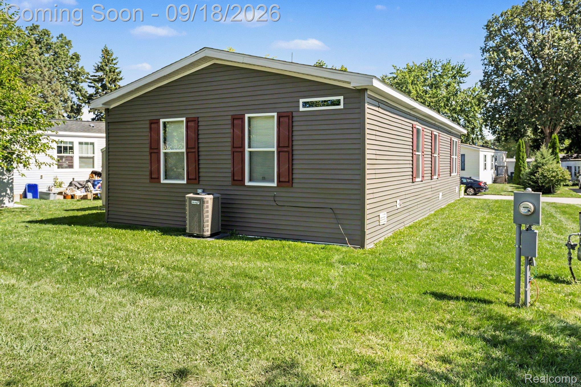 470 Flamingo Street Rochester, MI 48309 - Photo 15 of 17 Exterior siding with horizontal panels