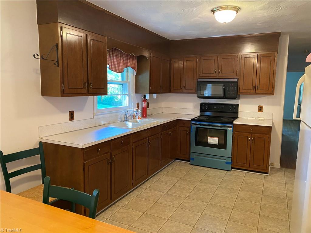 181 Circleview Road Mount Airy, NC 27030 - Photo 8 of 30 Gallery Image 8