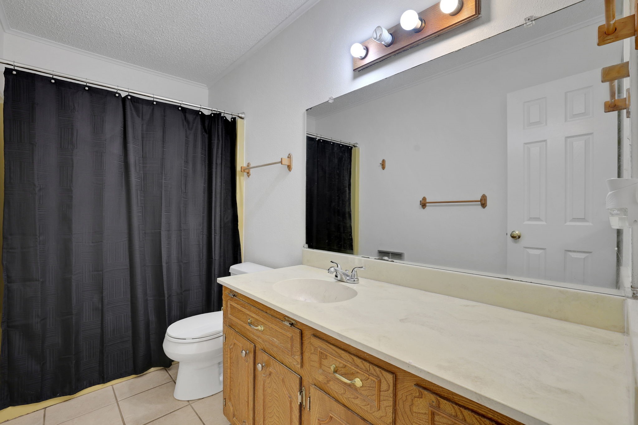 113 Hillendale Street Livingston, TX 77351 - Photo 22 of 36 Full guest bathroom with tub/shower