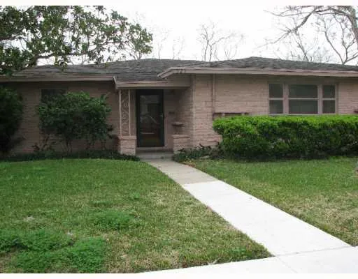 a view of house with a yard