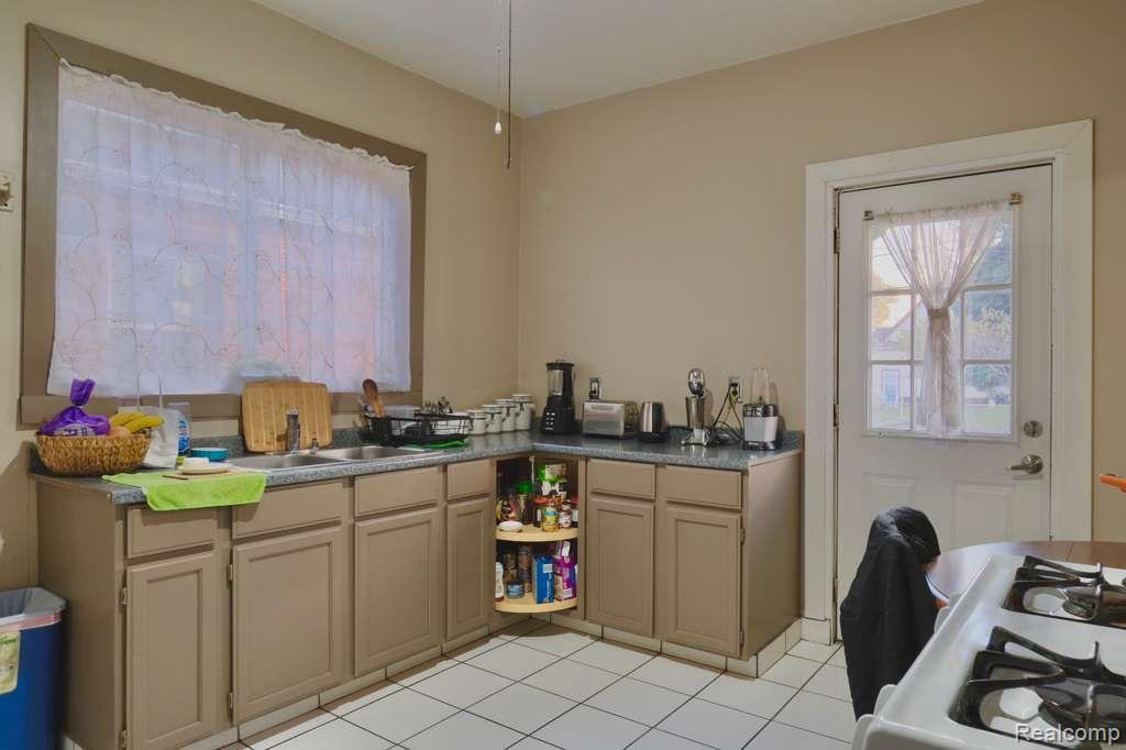 54 Abbott Street River Rouge, MI 48218 - Photo 8 of 21