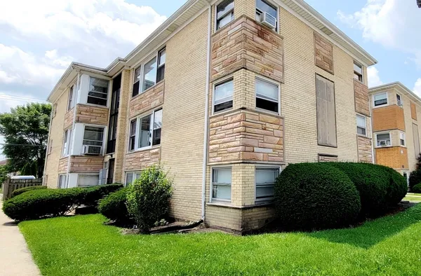 $1,700 | 6801 West Montrose Avenue, Unit 2N, Harwood Heights, IL 60706