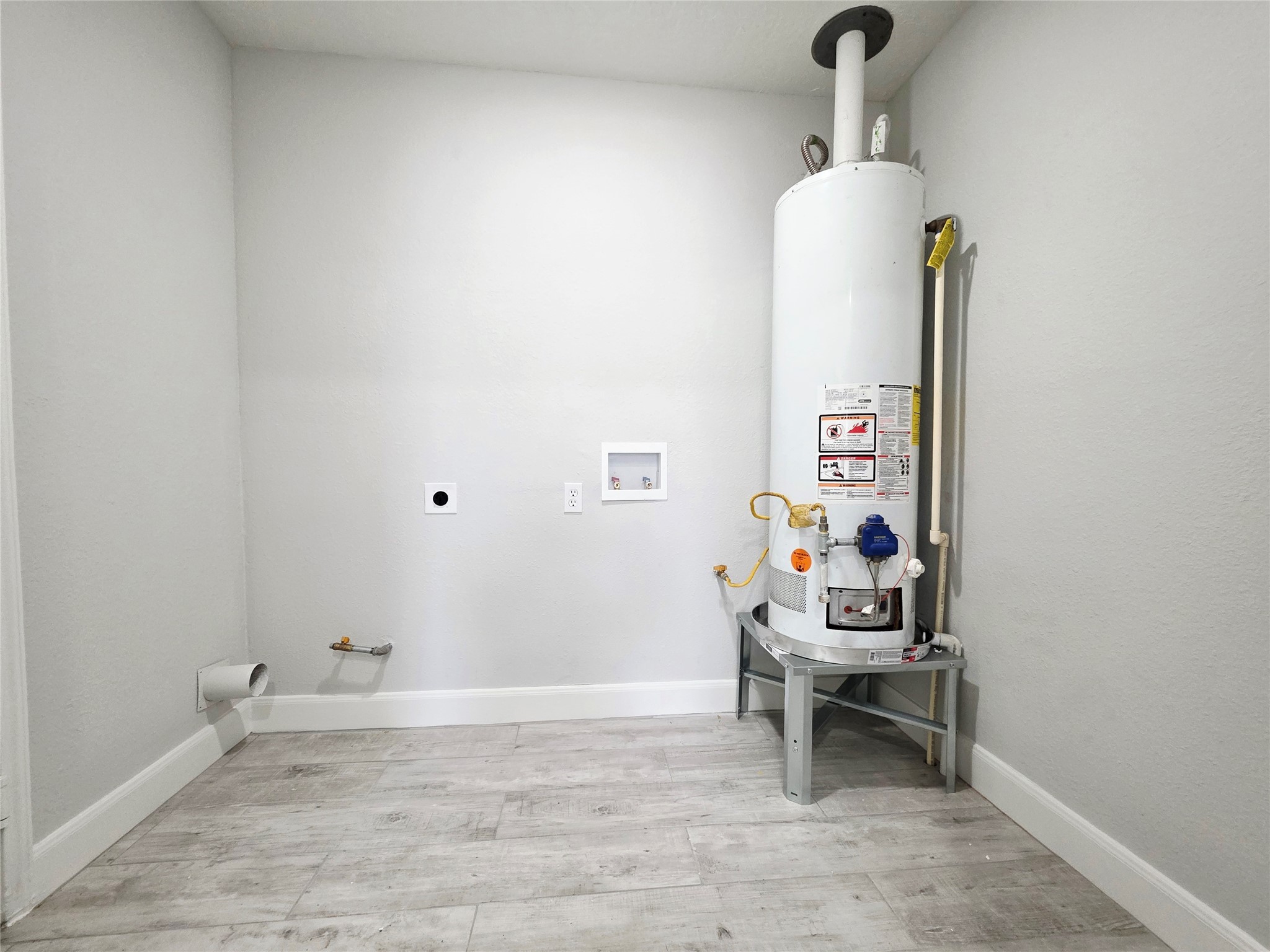 9713 Yuma Street Houston, TX 77029 - Photo 15 of 18 Indoor utility room-gas & elec connections