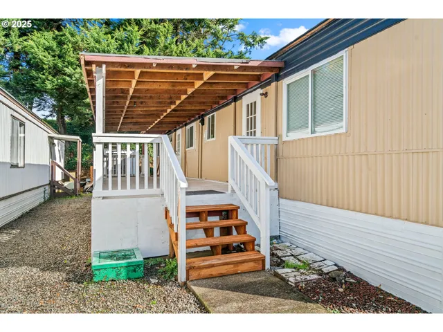 a view of a house with backyard