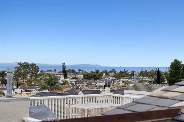 $3,295,000 | 718 Poinsettia Avenue, Corona del Mar, CA 92625
