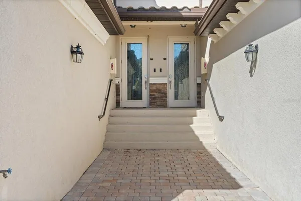 a view of entryway with a rug