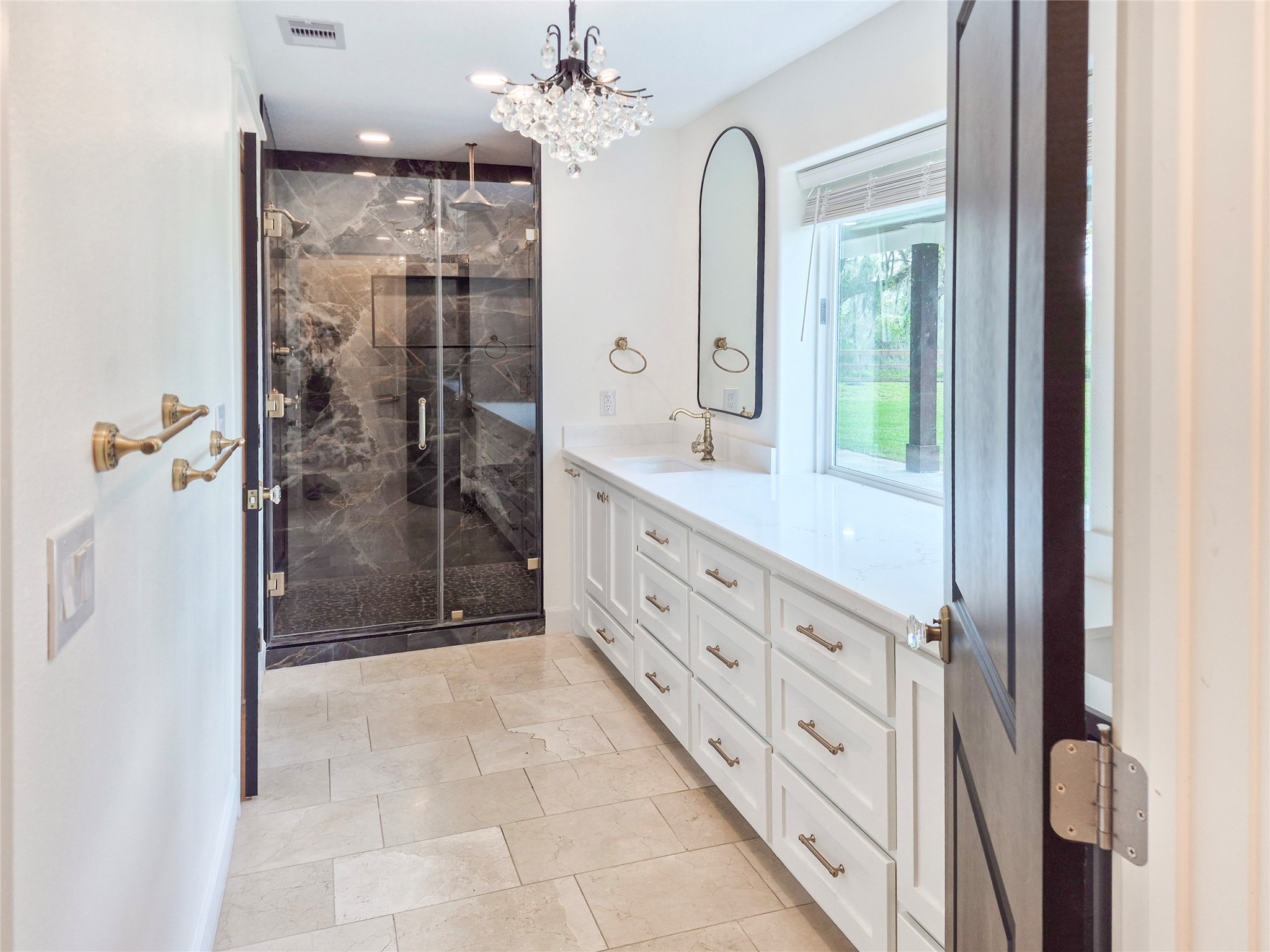 253 County Road 840 Angleton, TX 77515 - Photo 15 of 29 Primary Bath