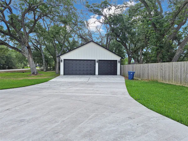 $425,000 | 253 County Road 840, Angleton, TX 77515