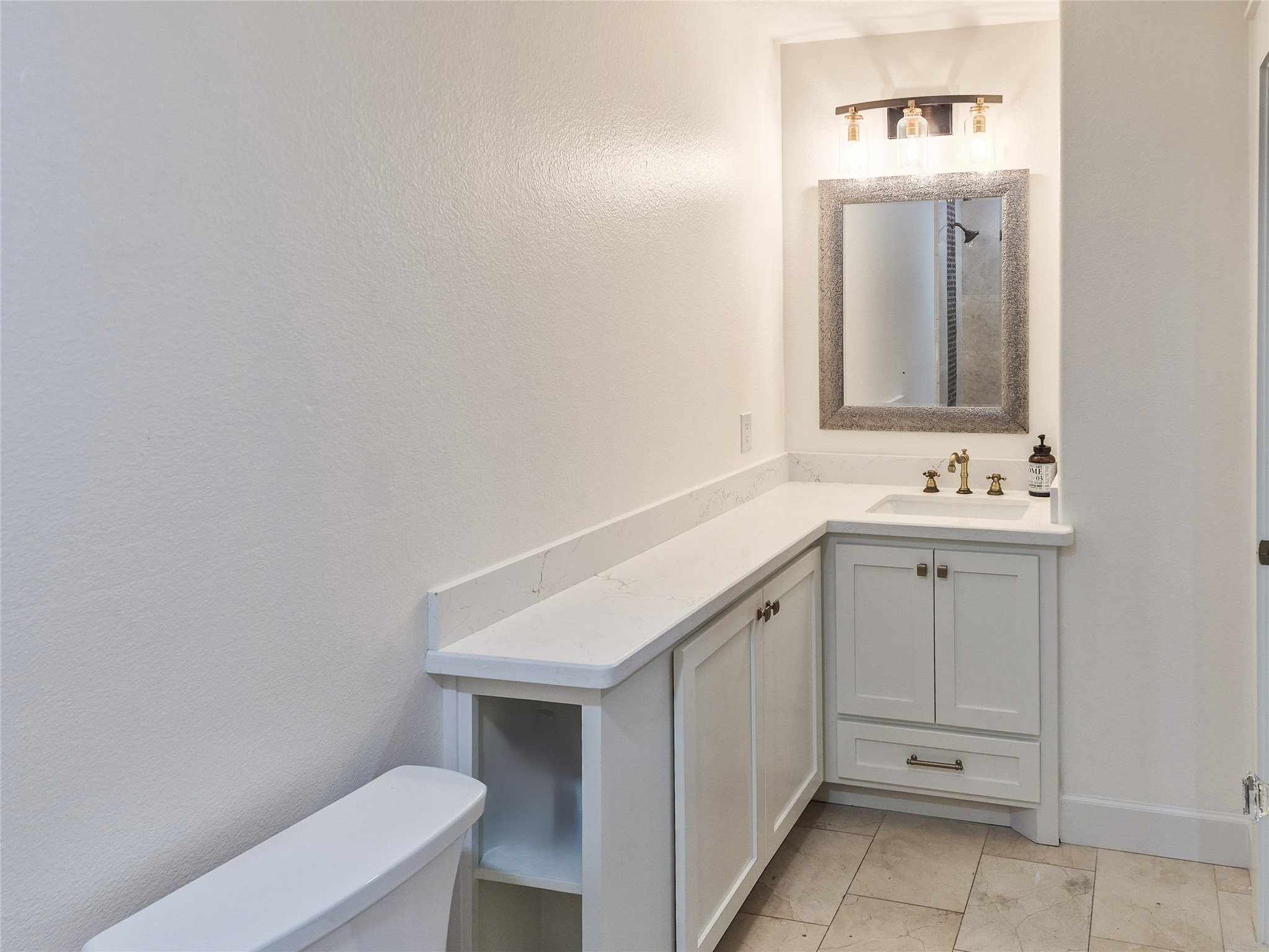 253 County Road 840 Angleton, TX 77515 - Photo 25 of 29 Guest Bathroom