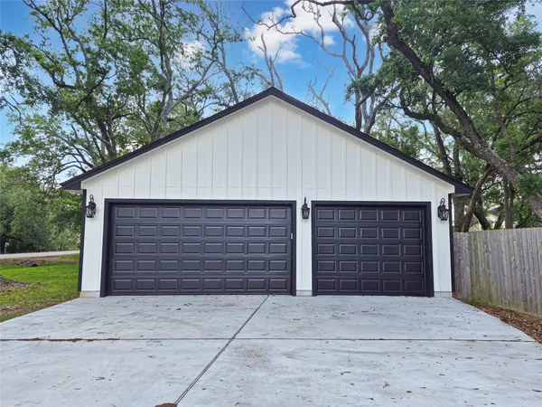 $425,000 | 253 County Road 840, Angleton, TX 77515