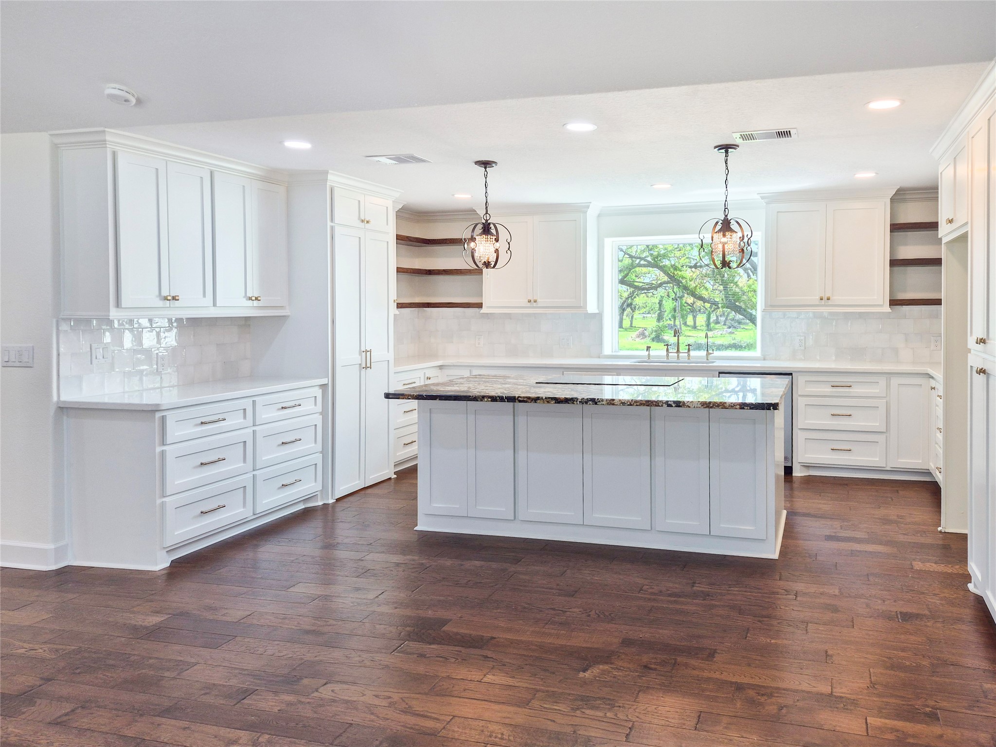 253 County Road 840 Angleton, TX 77515 - Photo 6 of 29 Kitchen