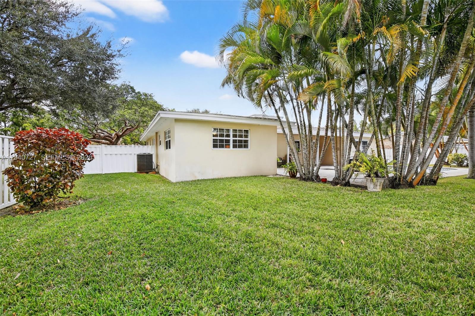 280 Southwest 63rd Avenue Plantation, FL 33317 - Photo 44 of 53 a front view of house with yard and trees