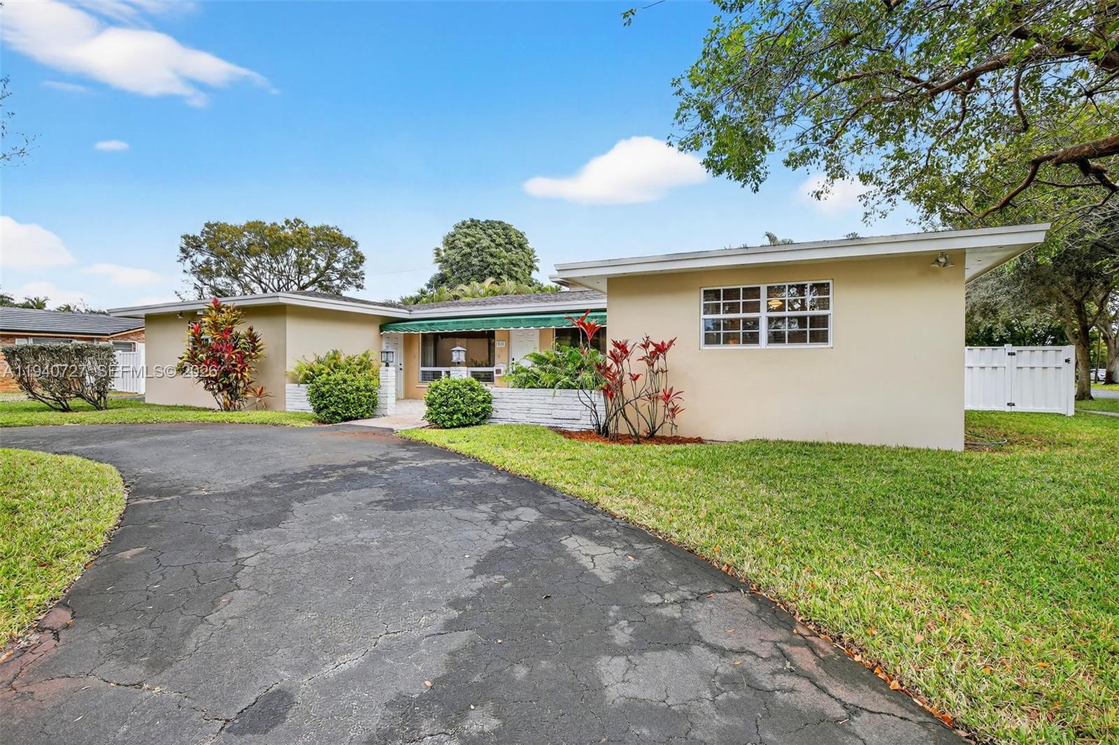 280 Southwest 63rd Avenue Plantation, FL 33317 - Photo 52 of 53 a front view of a house with garden