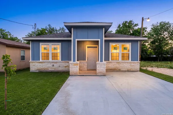$290,000 | 717 Avenue C, Seguin, TX 78155