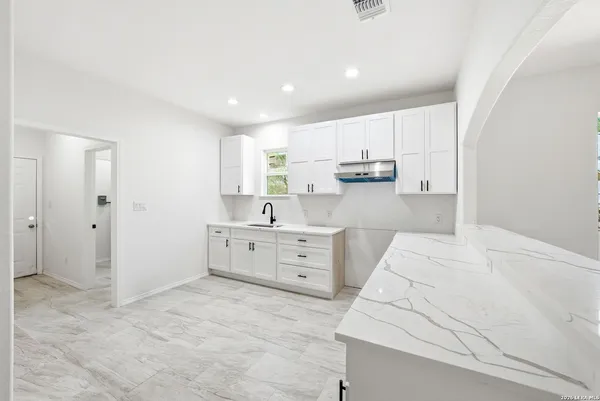 $290,000 | 717 Avenue C, Seguin, TX 78155