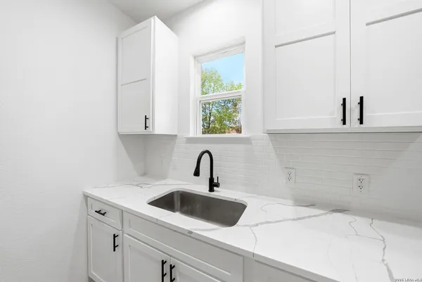 $290,000 | 717 Avenue C, Seguin, TX 78155