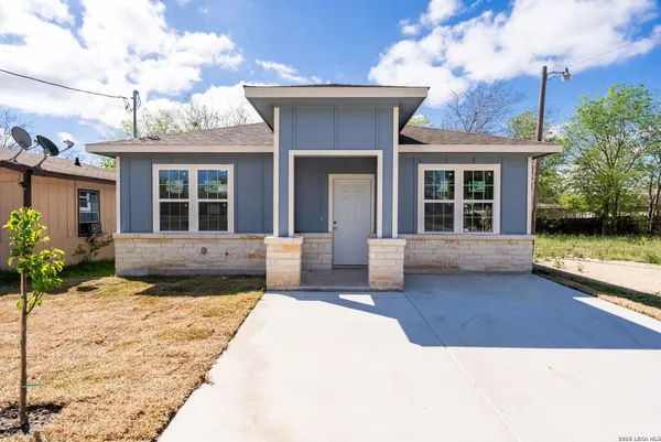 $290,000 | 717 Avenue C, Seguin, TX 78155