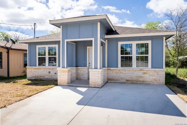 $290,000 | 717 Avenue C, Seguin, TX 78155