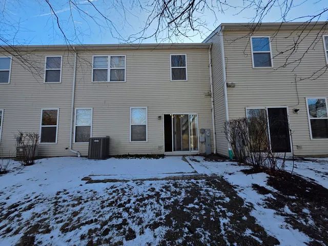 $2,600 | 3996 Blackstone Drive, Aurora, IL 60504