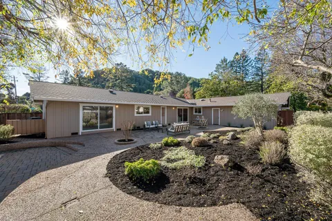 a view of a house with backyard