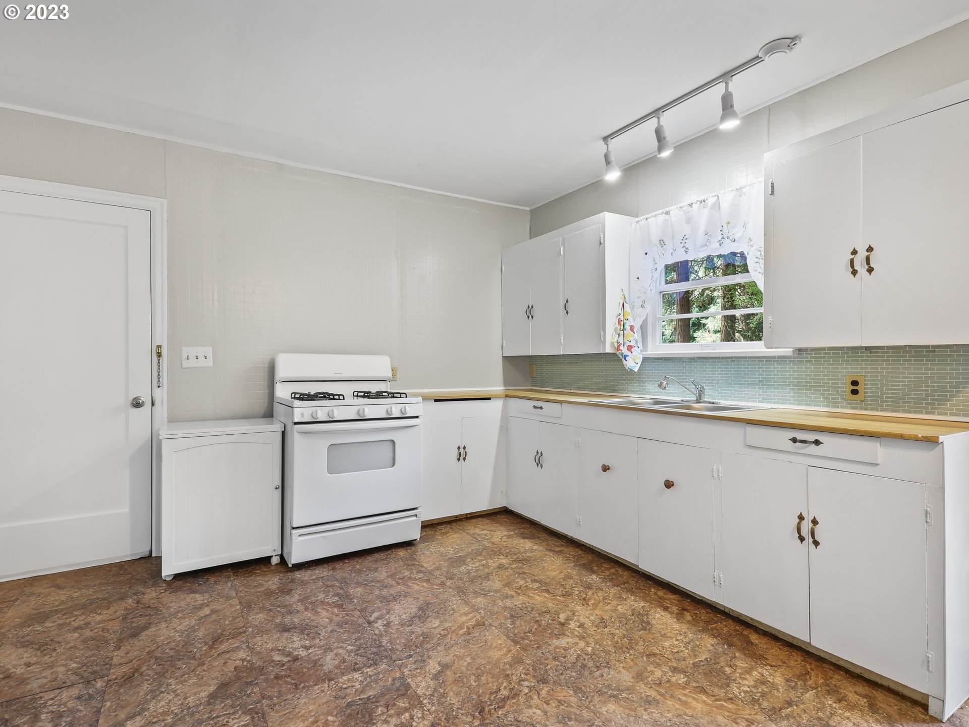 11235 Southwest Fonner Street Portland, OR 97223 - Photo 14 of 37 Gallery Image 14