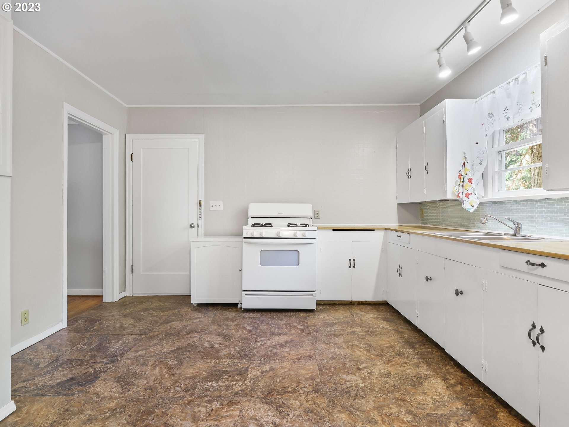 11235 Southwest Fonner Street Portland, OR 97223 - Photo 15 of 37 Gallery Image 15