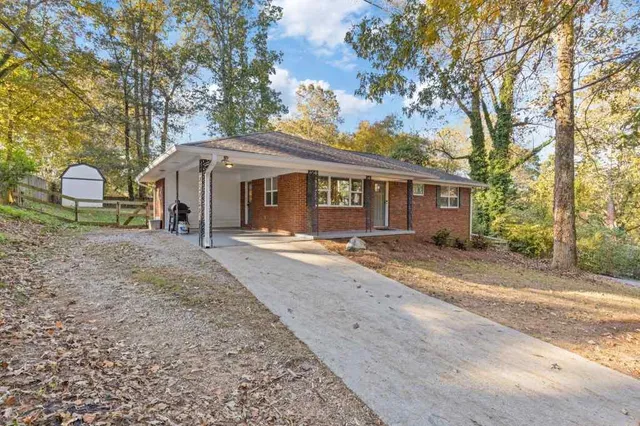 a view of a house with a yard
